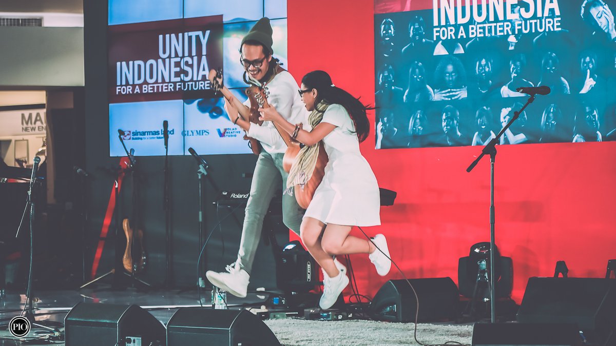 piokharisma's tweet photo. Closing Act khas-nya Endah N Rhesa #UnityIndonesia https://t.co/RPmllzgl5j