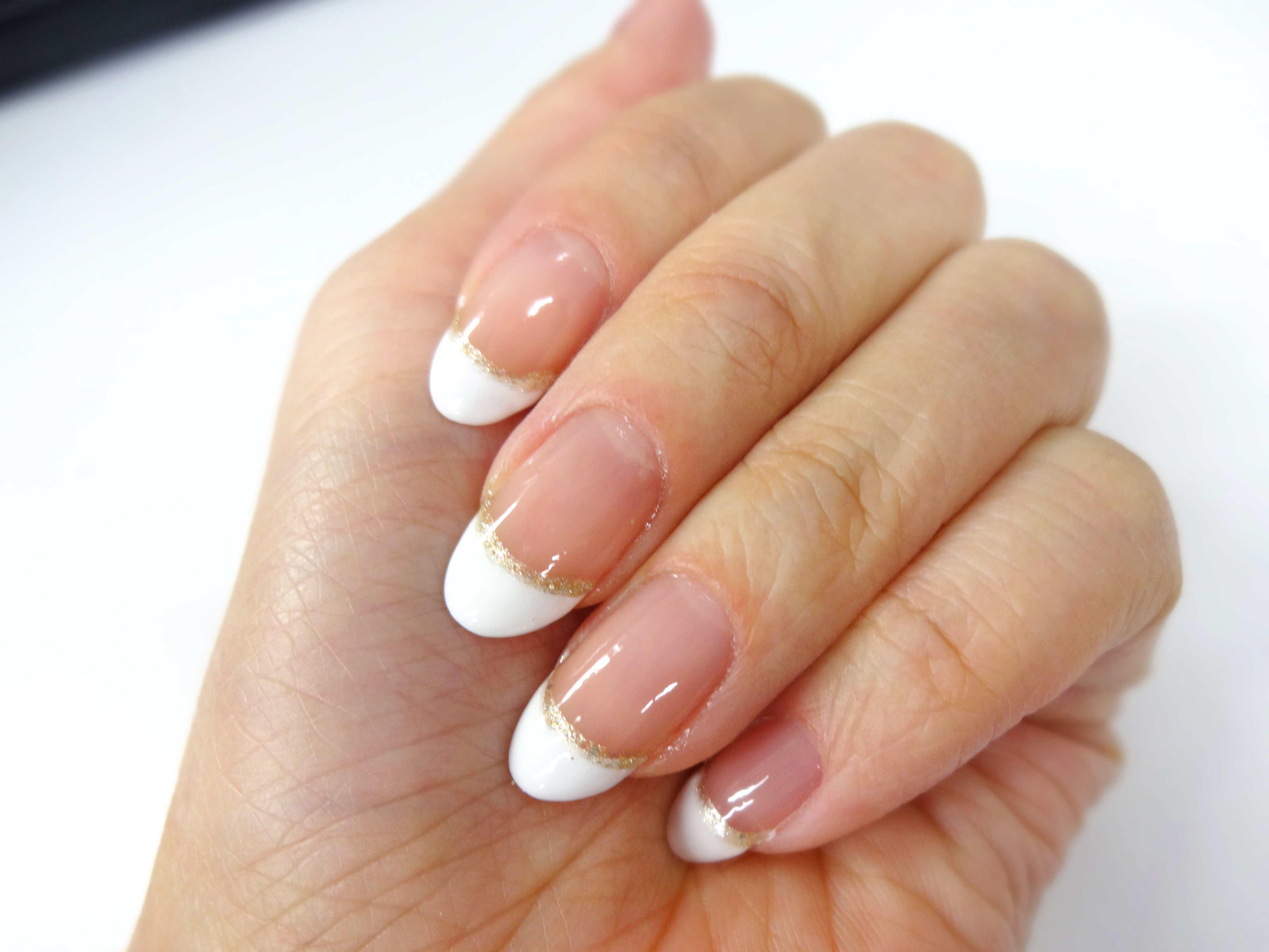 かのたん 本日の朝活 白のフレンチでゴールドラインのセルフネイル 細筆のnail Holicを使ったので 手書きでフレンチが簡単にできるぉ やり方はブログで W ノhttps T Co Oog1wwrhcw フレンチ ネイル セルフネイル Nailholic T Co