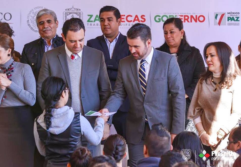 FresnilloMun's tweet photo. En el marco del PRONAPRED se entregan 800 becas a niños, adolescentes y jóvenes en riesgo de deserción escolar
#FresnilloPorSuGrandeza https://t.co/ntt4dPjYTD