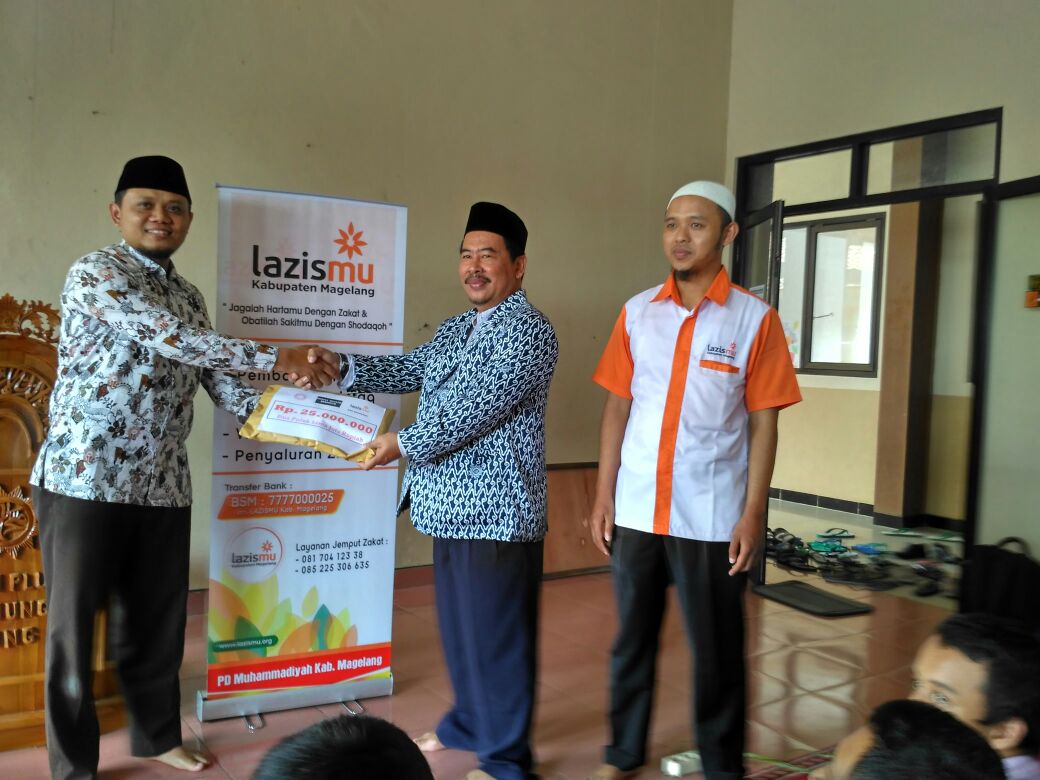 smp_mplus's tweet photo. SMP MPlus Gunungpring Muntilan Peduli Rohingnya #SaveRohingya @LazismuM @LAZISMU @muhammadiyah @MDMCIndonesia @majalahSM  @MustofaNahra https://t.co/e34X1WDFLz