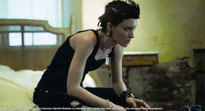 ミーハーな映画好き ドラゴンタトゥーの女 煙草の銘柄は ドラゴンタトゥーの女 で 主演ルーニーマーラ演じる リスベットが吸っていた 煙草の銘柄は マルボロ 12mm 通称 赤丸 です マルボロの赤 ちなみに ダニエルクレイグ演じる ミカエルが