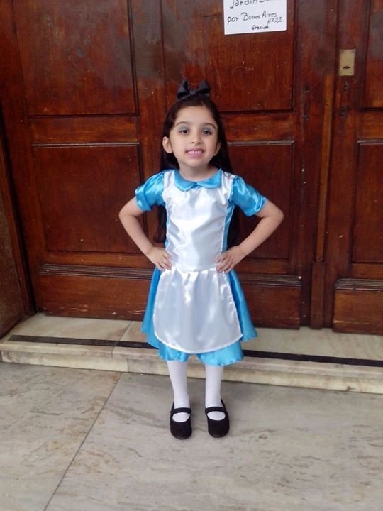 AdrySweet's tweet photo. #besitodelasbuenasnoches mi hija Julieta como "Alicia" https://t.co/PoPZGsLcM1