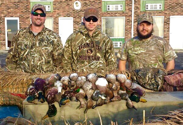 GremaudBrent's tweet photo. Four man limit today. See what tomorrow brings. #FowlPurge #Ducks16 @hevishot @TonyVandemore @TheGrind_TV https://t.co/rL4Ot9t3vM