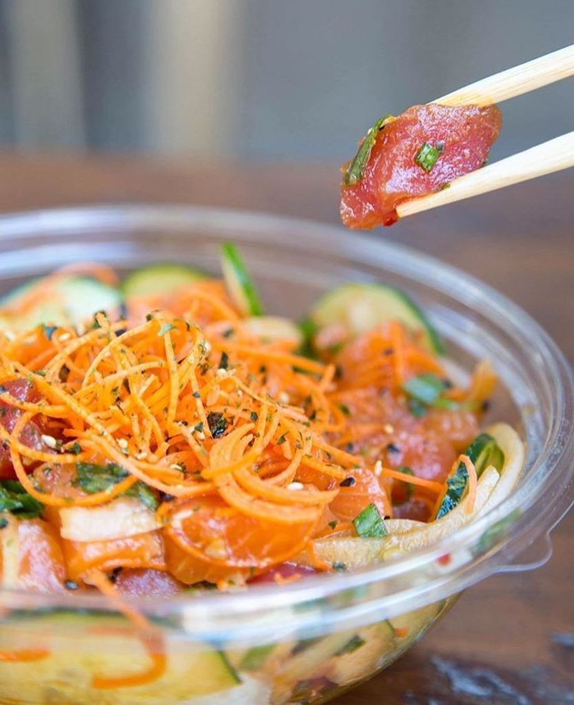 ThePokeShack_'s tweet photo. #poke @ #thepokeshack . Tuna &amp; Salmon Poké, tossed in crunchy garlic sauce. 💥 #NOM || 📷:@missinglokness https://t.co/FBUCXcqe4n