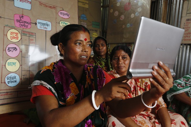 OxfamAustralia's tweet photo. We're partnering with @MonashUni to deliver mobile tech solutions to empower female farmers in Bangladesh #APAC2016 https://t.co/55HpI6mHp5 https://t.co/0QEaVn1t3v