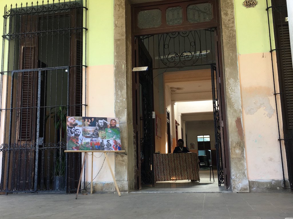 14ymedio's tweet photo. Un minuto de silencio le piden a los niños en las escuelas primarias por muerte de #Castro https://t.co/CEthBE6uZH https://t.co/Dv3xraWP8c