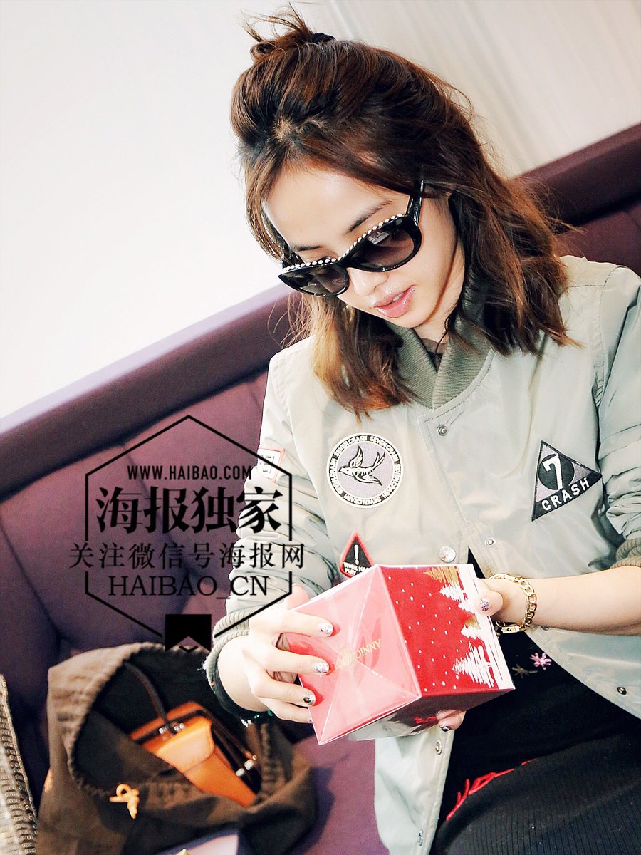 7crashtpe's tweet photo. #蔡依林  #Jolin Jolin Tsai 機場穿搭著 #SEVENCRASH 16AW 徽章刺繡鋪棉飛行夾克及 #7CRASH  經典LOGO棒球帽
女款夾克：https://t.co/N4D0xg6h52
男款夾克：https://t.co/MTiffVZDlT https://t.co/wI6FfYMrgj