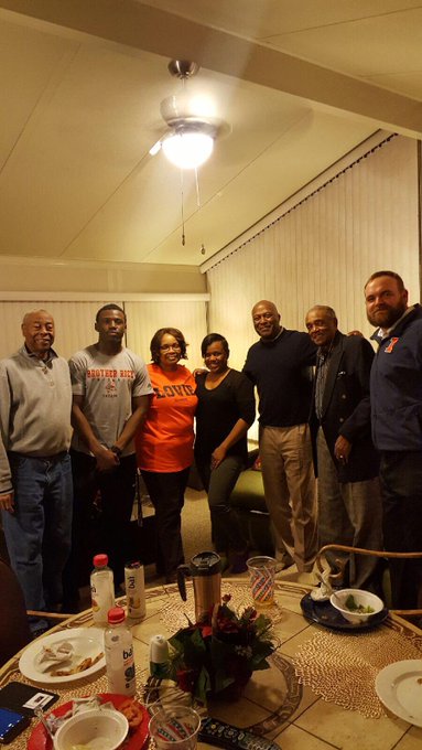 CyZh4zQWgAAtYAD.jpg:small