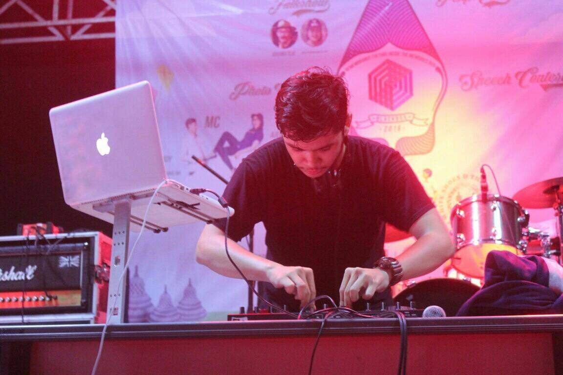 dan penutup dari acara The 5th BLACKBOX, kami punya Penampilan DJ yang gak kalah seru dan pastinya ganteng dong hihi :) <a href="/dimasjanuar/">Dimas JR</a>