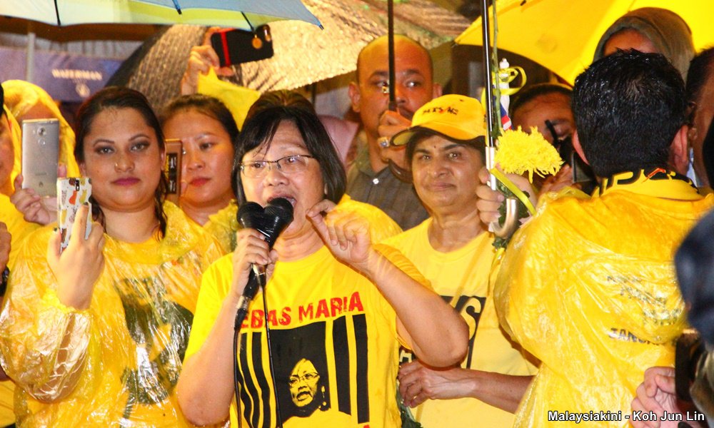malaysiakini's tweet photo. #ICYMI @mariachin's supporters singing in the rain
https://t.co/uFRLsL0wcT @BebasMaria #bersih5 @bersih2 https://t.co/hAOFr7KdGb