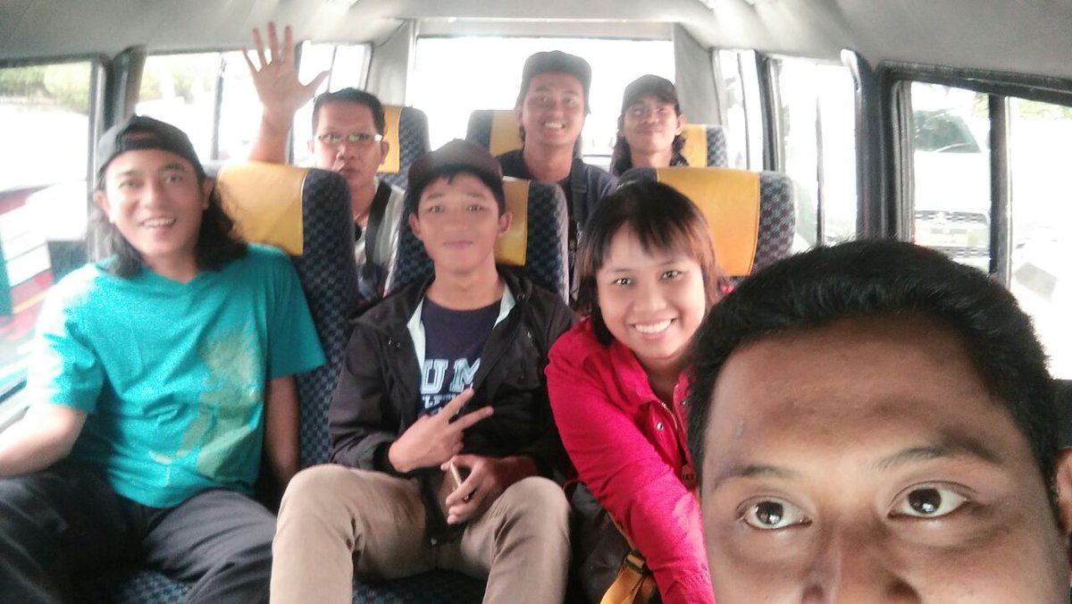 JARINGPROject's tweet photo. Hai, Teman (hai). Rombongan @jaringproject tampak ceria pagi2. Segera reservasi #PasporFTJ #MenjaringMalaikat-mu utk pertunjukan hari ini. 😉 https://t.co/LO3E0lfV1v