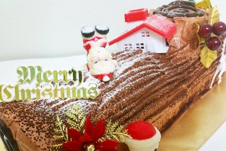GrouponSG's tweet photo. Get in the festive spirit with a 1.2Kg Christmas Log Cake from New Generation Confectionery for $28 >> https://t.co/YlTQr8vUJ9 https://t.co/uFQs4ylta4