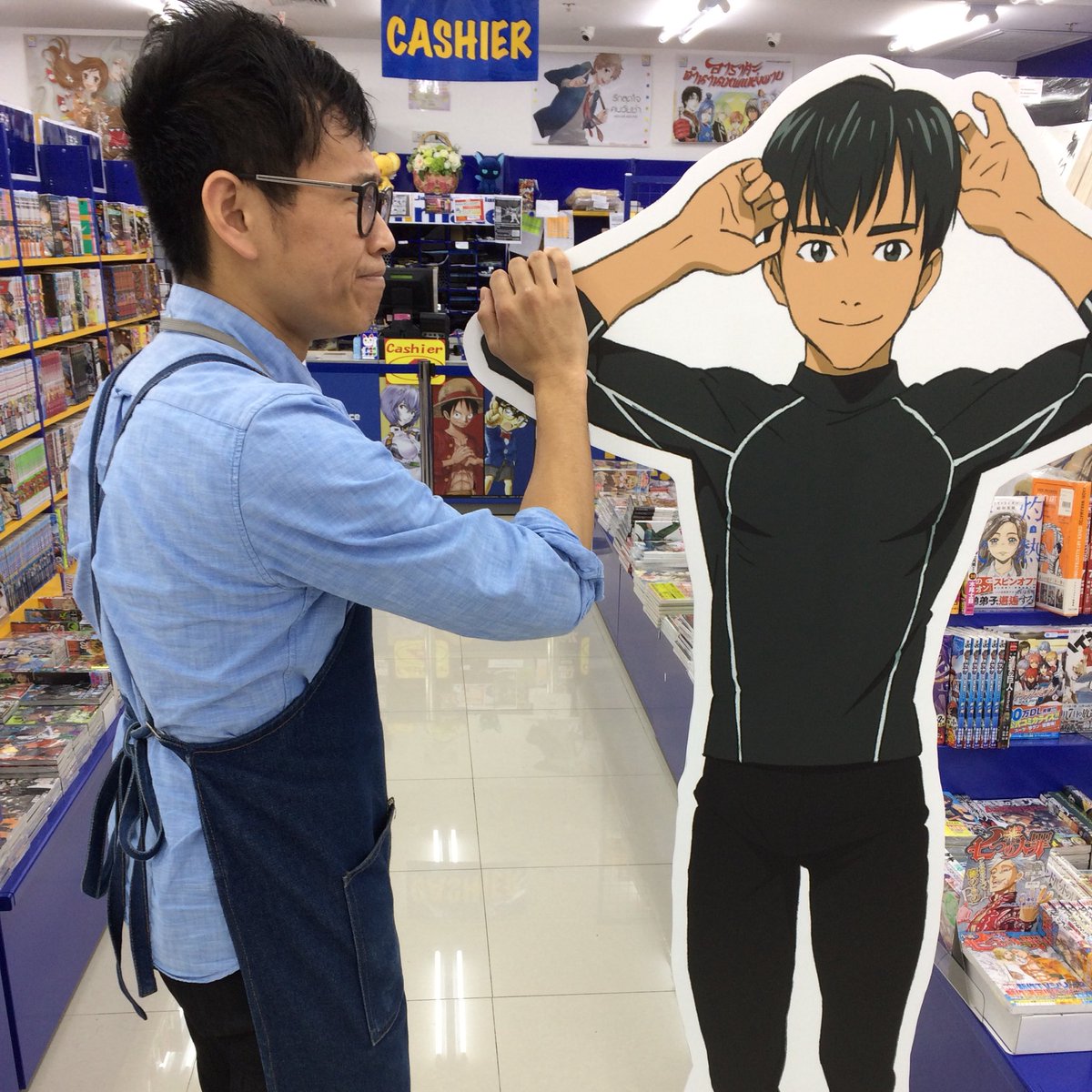 ユーリ!!! on ICE】バンコクのアニメイトでピチット君がバイト!? 店長 