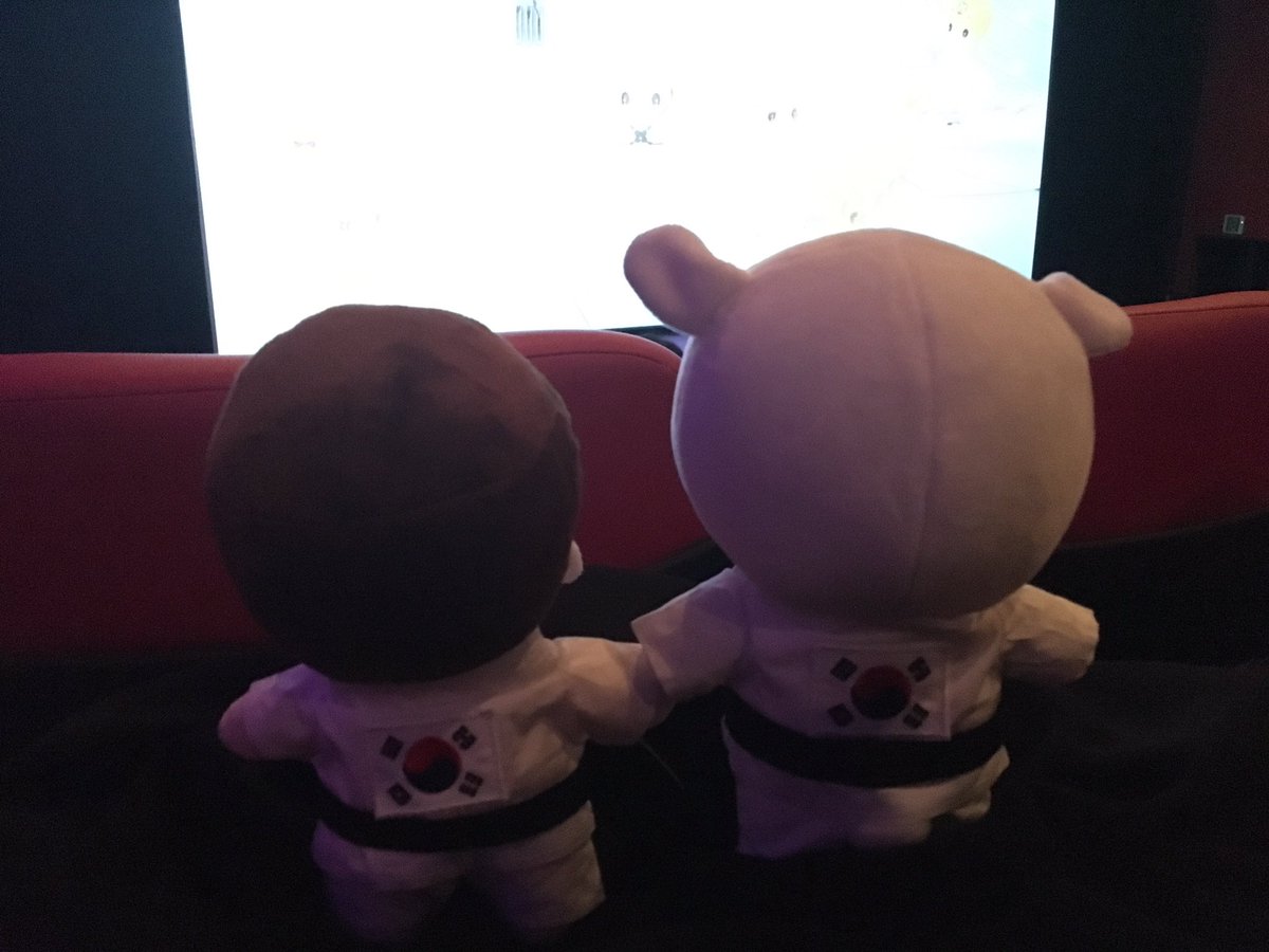 nanocloset's tweet photo. 무대인사를 갑자기 가게돼서 부랴부랴 만든 어딘가 허접한 유도복ㅎㅎ 됴램이랑 됴야 커플룩으로 입혀서 메가박스 출동 >.< 

#디오 #형 #DO #고두영 #인형옷 #인형유도복 #인형옷제작 https://t.co/ACUd61ynvN