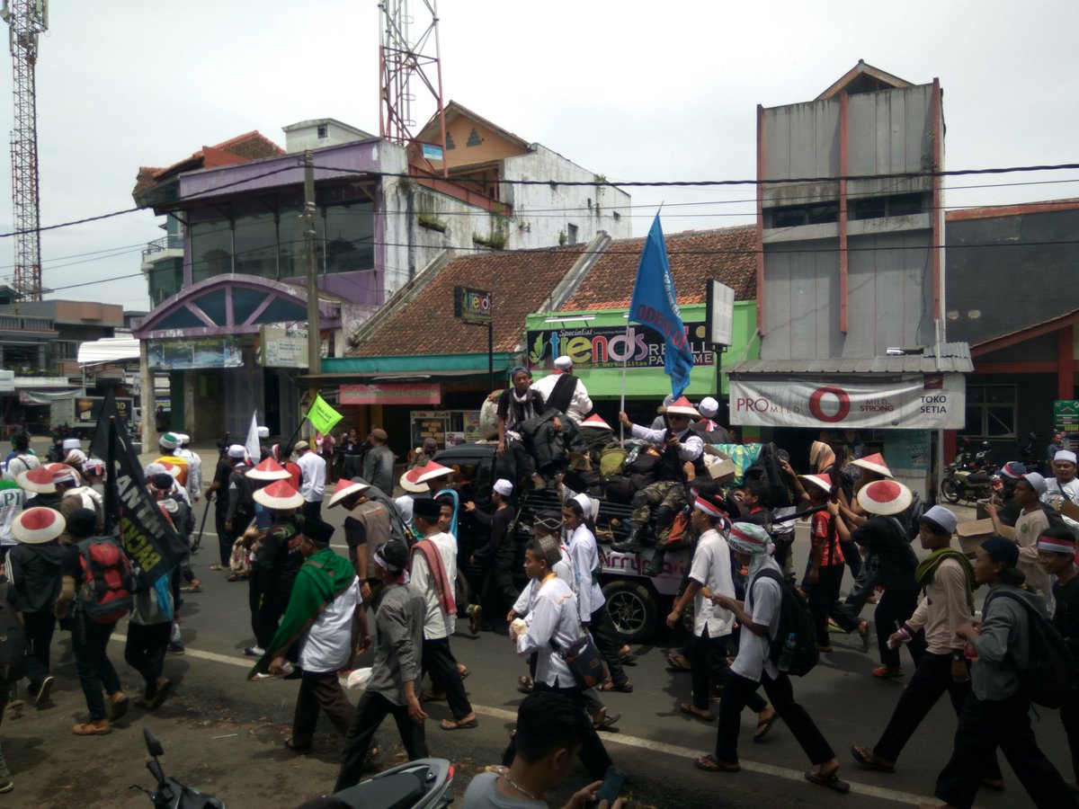 neneng666's tweet photo. GNPF sudah melawati area Alun alun Ciawi
#GNFP 
#CIAMISMENUJUJAKARTA https://t.co/3AEZX30Amj