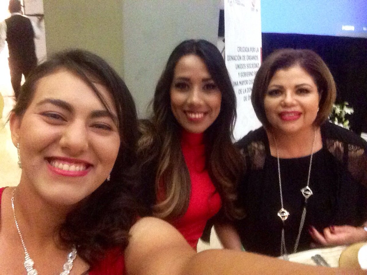 Karina_BarrazaV's tweet photo. Miren con quien coincidí esta noche de #Ceestra. @micozito y @olgaGC4 https://t.co/VDAEWuVlrJ
