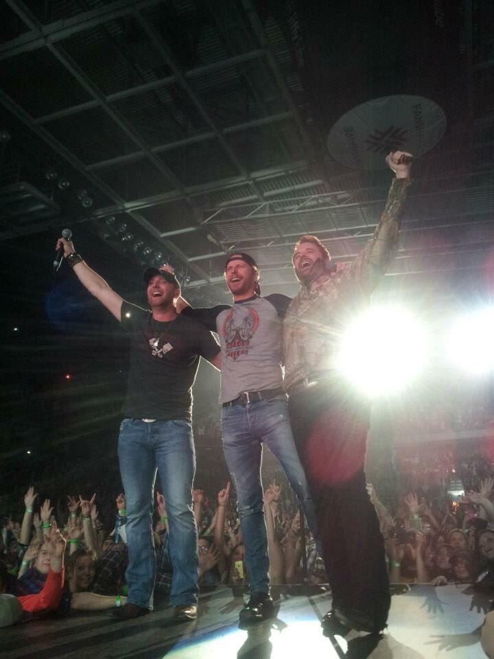 Justine2726's tweet photo. WOAH! It's been 2 yrs since the #RiserTour! & our EPIC @ThrowDownCrew #AftCraft... ππ #ExcelGumPackage #NailedIt @timhicksmusic @BX93Gary https://t.co/p2FLg7lNFJ