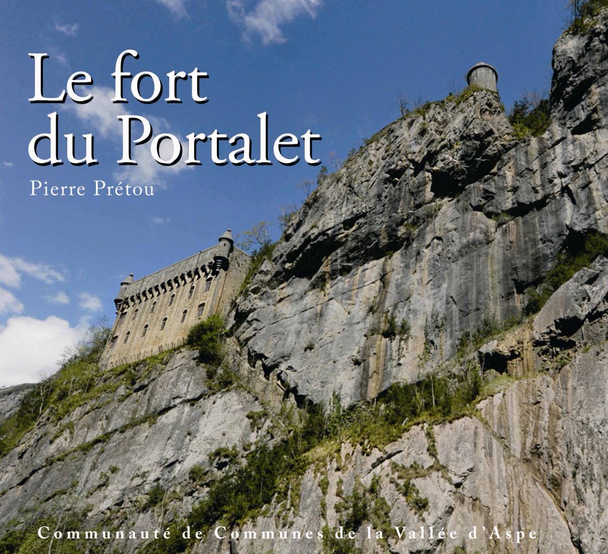 aspetourisme's tweet photo. Le Fort du Portalet, le livre sortie le 20/12. vente en  librairies office de tourisme vallée d' Aspe Pyrénées béarnaises @AspeEva  @ccvaspe https://t.co/10wh5LK9UK