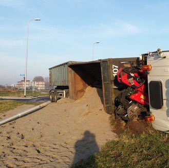 vanderKOLK_z's tweet photo. #Kampen #N764 verkeershinder, dit ivm gekantelde vrachtauto https://t.co/NHEnoaA1Ii