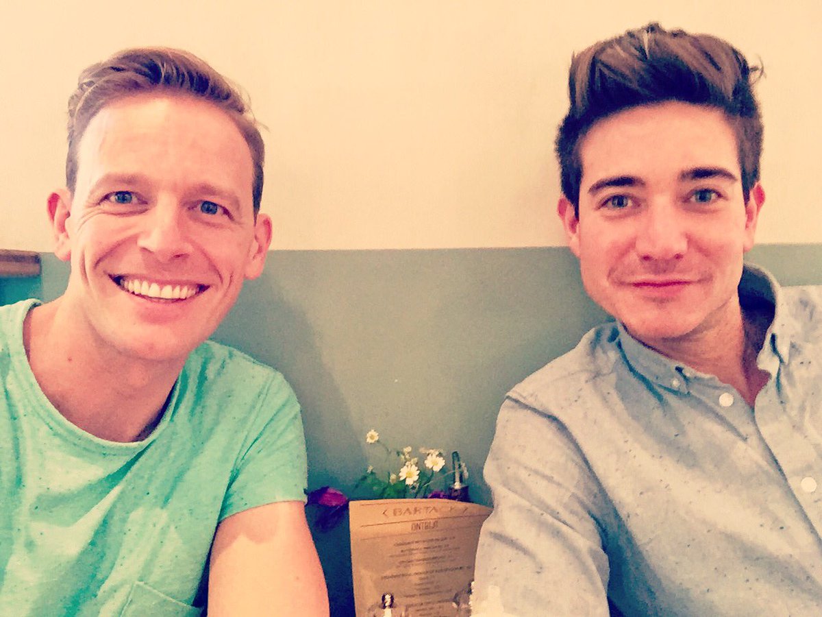 barrybeijer's tweet image. Wij blenden met de achtergrond. Muurbloempjes die we zijn. 
#bartack #itsallabouttheblending  #itsnoteasybeinggreen #zazu #werkloos