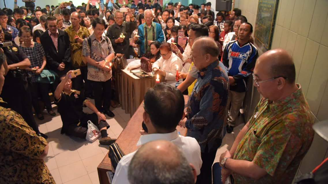 reformedinjili's tweet photo. Kebaktian  berlangsung dimpimpin oleh Pdt. Dr. Stephen Tong dengan beberapa ratus jemaat yang ada di dalam gedung Sabuga ITB. https://t.co/hxGzbmtT6R