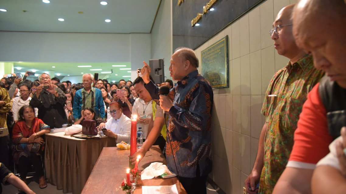 reformedinjili's tweet photo. Kebaktian  berlangsung dimpimpin oleh Pdt. Dr. Stephen Tong dengan beberapa ratus jemaat yang ada di dalam gedung Sabuga ITB. https://t.co/hxGzbmtT6R