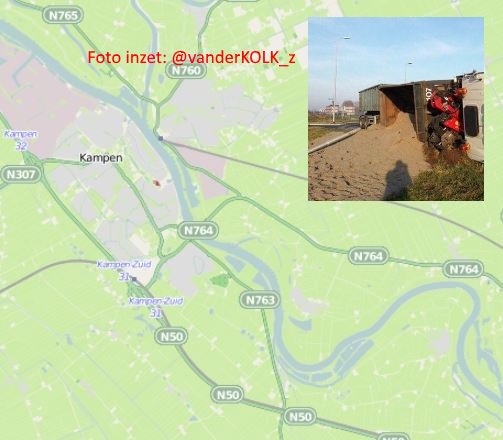 RWSverkeersinfo's tweet photo. Hinder mogelijk op de #N764 bij Kampen. Er is een wagen met zand gekanteld. De foto inzet is van @vanderKOLK_z https://t.co/FtMJcTqqbN