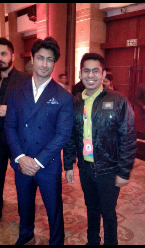 V_Jamwalions's tweet photo. Our Humble Star 💝 @VidyutJammwal  💝 with a Lucky Fan #ShivTiwari 😍😍
Looking so Shareef Bachaa Type 😁😁😘
Cuteeeeee 💗
#Wedding #Agrah https://t.co/9YIxw9G2gR