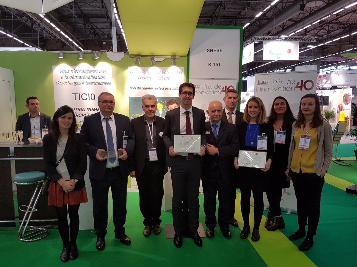 Prix <a href="/FIEEC/">FIEEC</a> Innovation 4.0 : photo de famille des lauréats 2016 #industriedufutur. Bravo aux sociétés Machines Pagès, Arpa et Alliansys.