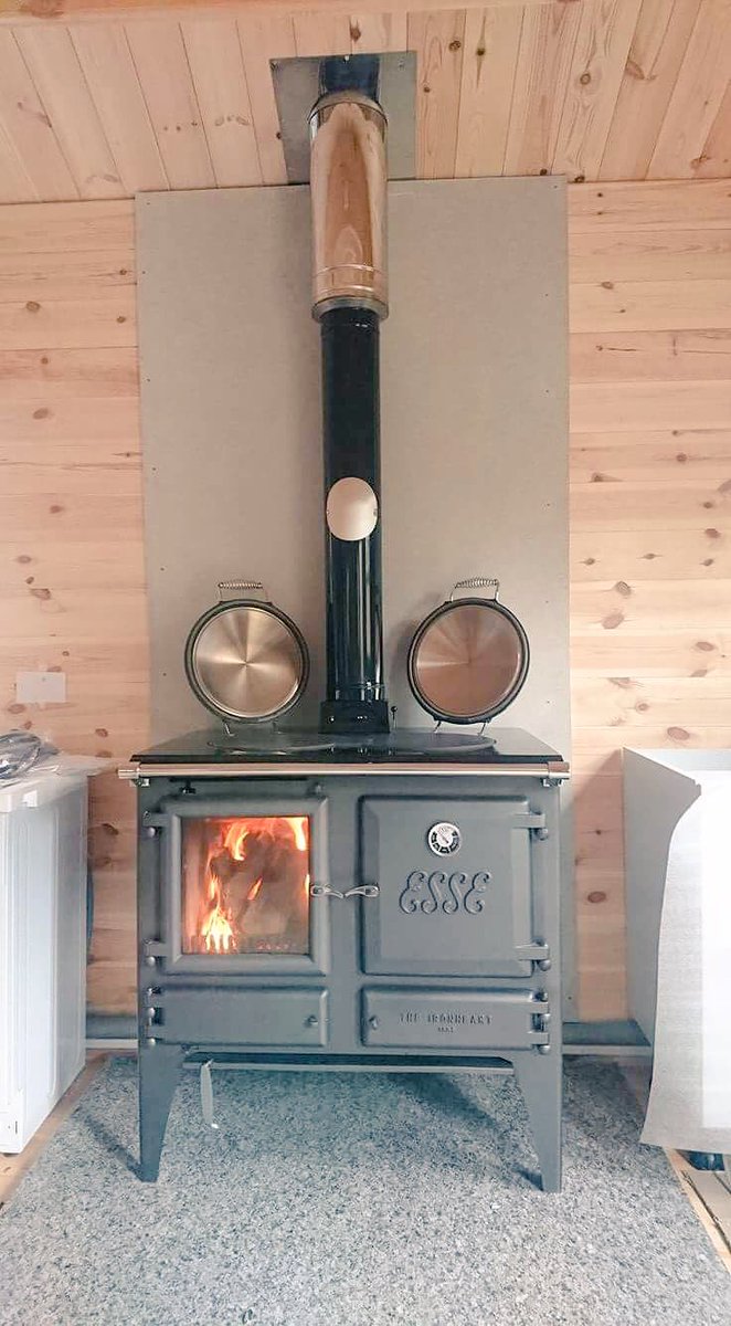 BMJohnsonLtd's tweet photo. @ESSE1854 Ironheart Deluxe &amp; full @MidthermFlue External Twin wall insulated Chimney installation! #esse #midtherm #flue #range #cookstove 🔥 https://t.co/HEW66cnwiq