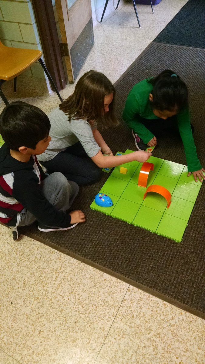 moreytech's tweet photo. #HourofCode  #WBMwolverines https://t.co/yYlJYaxLyB