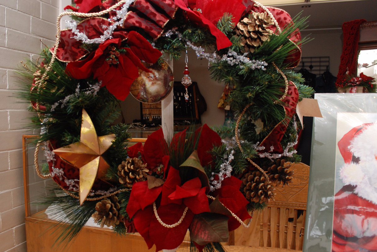 eatshoplivehtgn's tweet photo. Complete your holiday decorating with 15% off holiday floral arrangements from Designs by Dinius! https://t.co/gNFYD6ryb1 https://t.co/UlJUAPvEPL