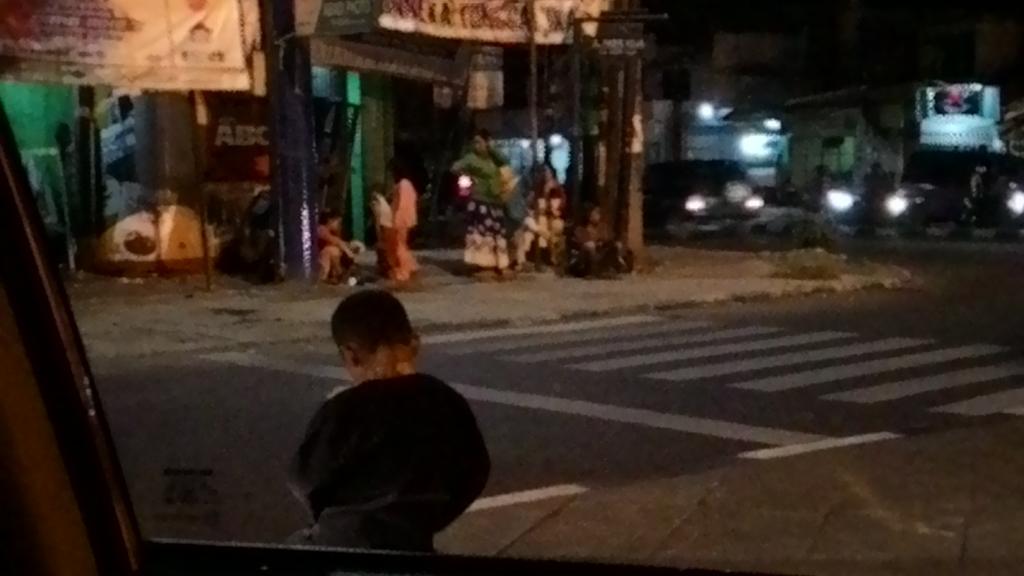 luckymlukman's tweet photo. Anjal di perempatan pasirkoja jamika.miris...ibu2na ngantosan disisi jalan @ridwankamil  @Dinsos_BDG @kodim0618bs https://t.co/OBPULOgZzQ