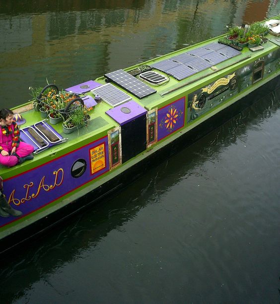 DirectSolarCare's tweet image. We spotted another interesting use of #solarpanels in the UK's #canals! What do you think about using new tech on traditional canal boats?