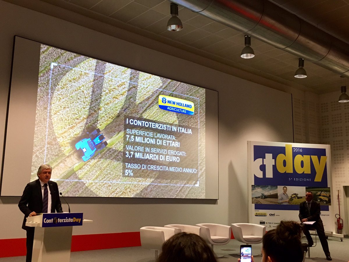 fieragricola's tweet photo. Lo #staff di @fieragricola @pressVRfiere presente al #CTday2016 di @novagricoltura presso @CNHI_village #Torino. #versoFieragricola2018 https://t.co/TSkSj7u7xp