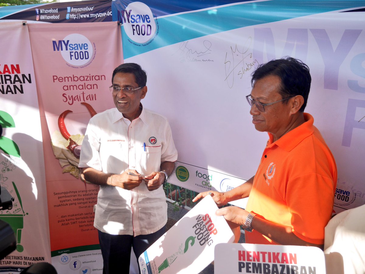 mardimalaysia's tweet photo. DS Dr S. Subramaniam, Menteri @KKMPutrajaya turunkan tanda tangan sokong kempen @MYsavefood MARDI di #MAHA2016. #OurFoodOurFuture https://t.co/Qcs0fEr36n