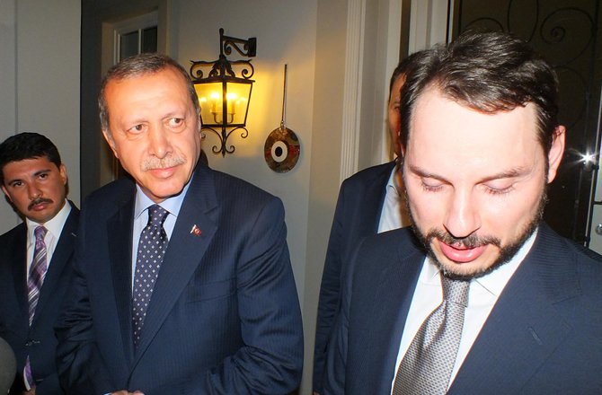 cumhuriyetgzt1's tweet photo. WikiLeaks yayınladı: Berat Albayrak "Recep Tayyip Erdoğan Savaş Suçlusu Olarak Yargılansın" kampanyasını imzalamış https://t.co/CFeyMsXKAU https://t.co/WggIWz74iX