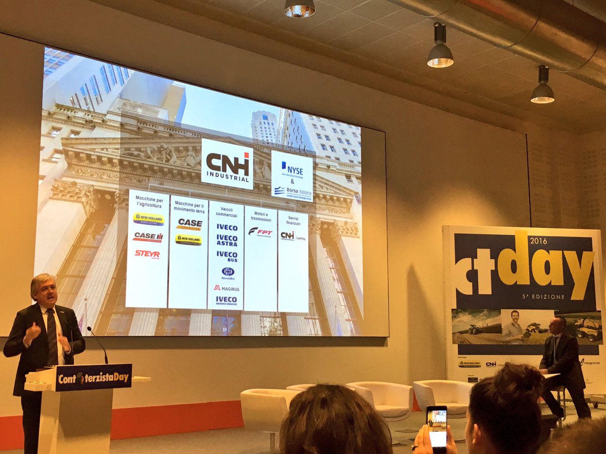 PgFerrarese's tweet photo. Sala gremita per il #CTday2016 di @novagricoltura @CNHIndustrial @NewHollandAG. #innovazione #agricoltura #innovarepervincere #Fiat https://t.co/EExCjOgjf6