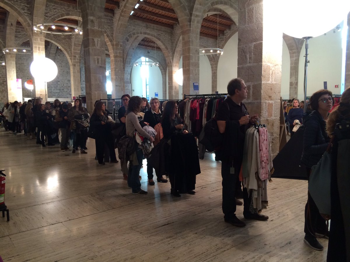 alejandramanau's tweet photo. Éxito de asistencia esta mañana en el rastrillo solidario de @Intropia para el @VHIR_ 💊👗🔬 https://t.co/DIfTN8qcx3