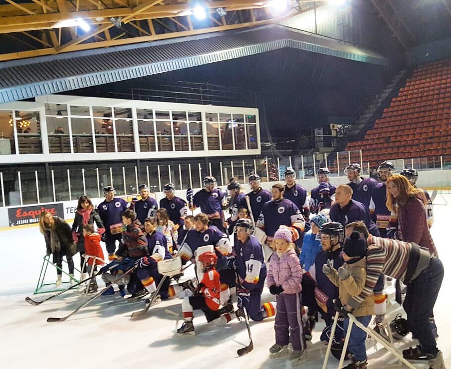 HKBeograd's tweet photo. DRUŽENJE NA LEDU
Zaposleni Piraeus banke su imali priliku da sa našim risovima uče osnove hokeja, šutiranje paka kao i pravila ove igre.#hkb https://t.co/kl8EJSvu8L