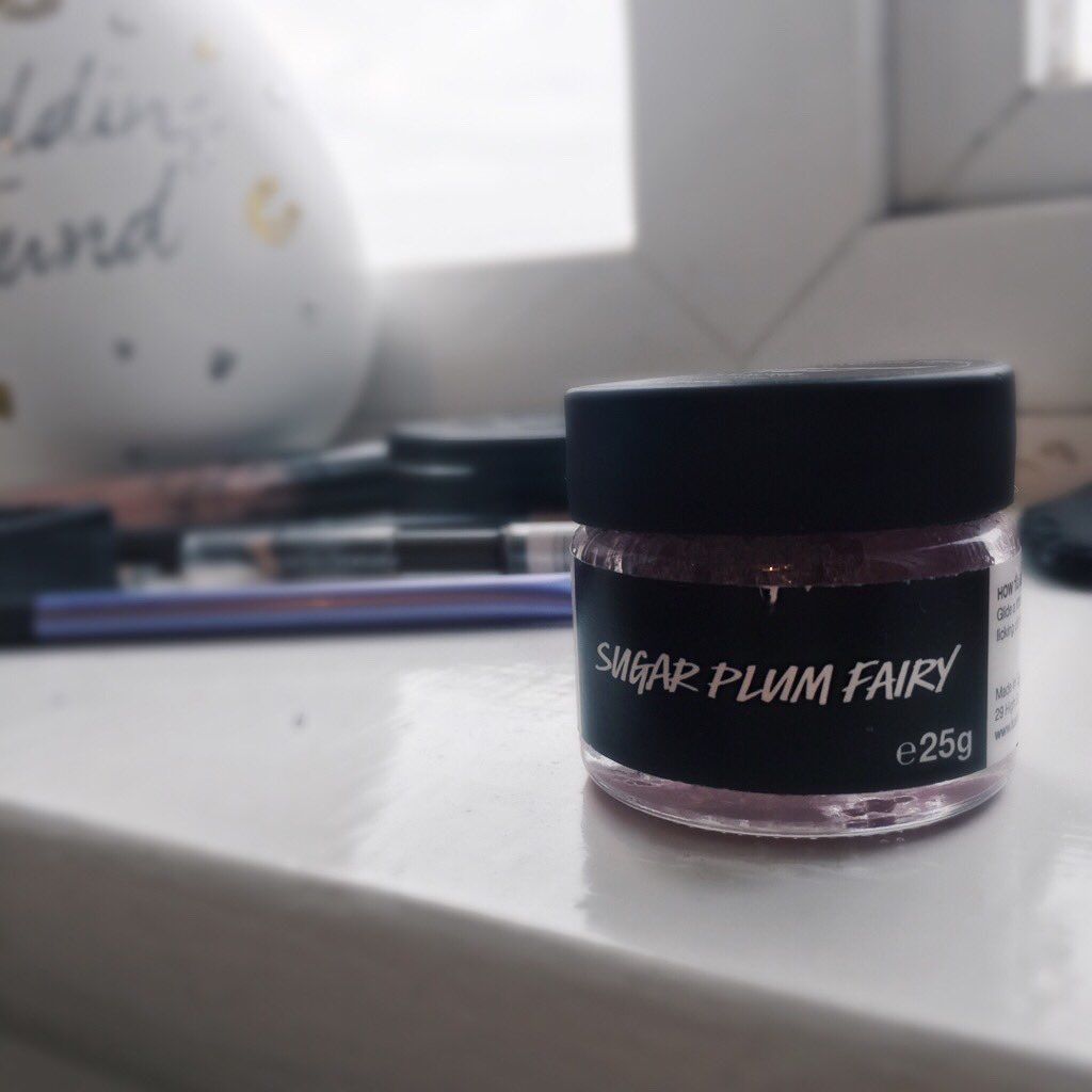 Bethan1xo's tweet photo. @LushCardiff little sugar plum fair lip scrub has been my best friend lately!💋 #love #lipsaviour #musthave https://t.co/nuKT13OIxP