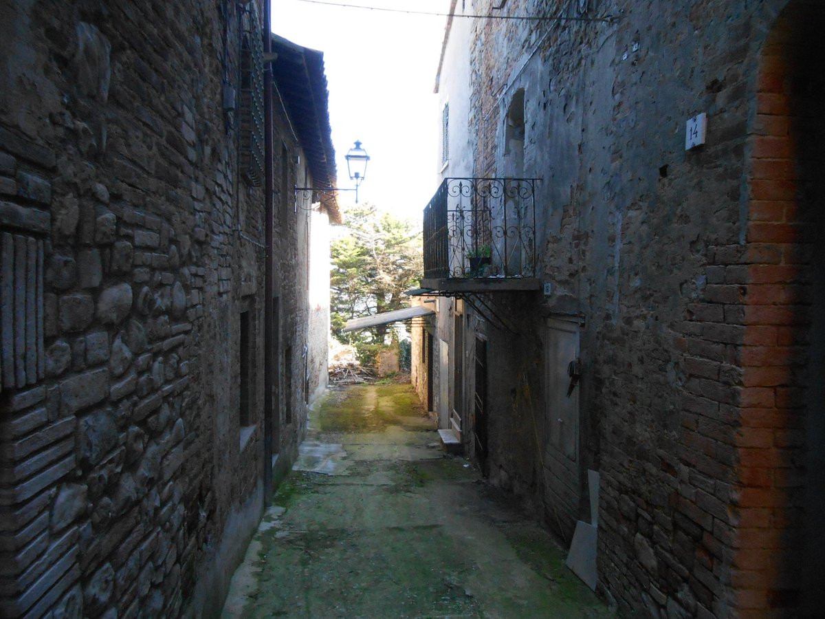 valleumbracase's tweet photo. #collepepe in the historic centre #semidetached #house completely #toberestored
https://t.co/u6yAu5DpUC #forsale https://t.co/XjTTn24tVg
