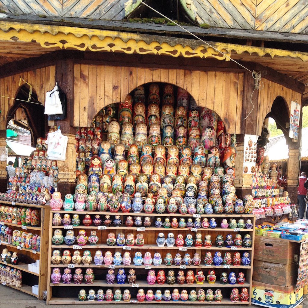 HappyMoscowTour's tweet photo. Vernisage in Izmailovo - the biggest in the world exhibition and fair of Applied and Folk Art, #Russia gather to show and sell theirs works. https://t.co/xs5DI54VO4