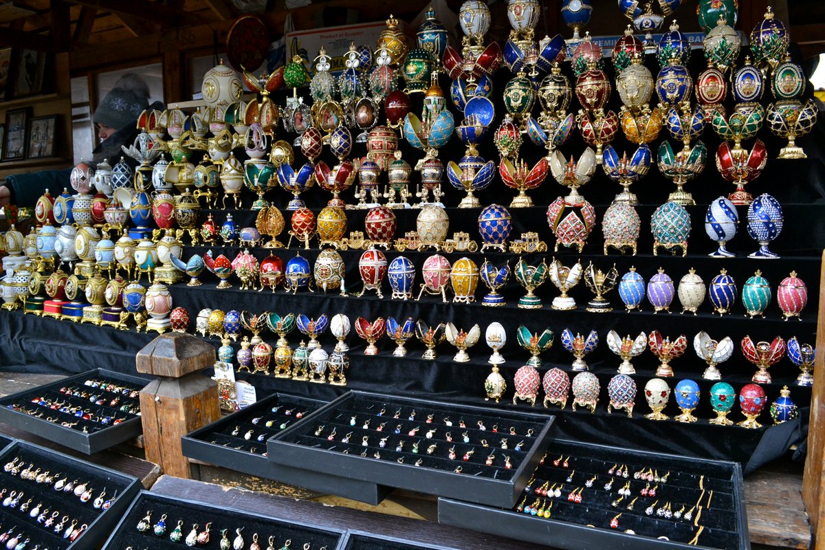 HappyMoscowTour's tweet photo. Vernisage in Izmailovo - the biggest in the world exhibition and fair of Applied and Folk Art, #Russia gather to show and sell theirs works. https://t.co/xs5DI54VO4