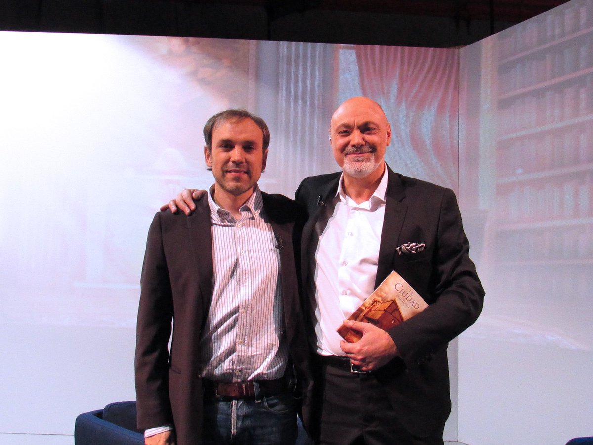 Aunque sea fiesta, Canal Saturno no descansa! Esta noche contaremos con el exitoso escritor <a href="/luiszueco/">🏰 Luis Zueco 📚</a>, que hablará de su novela La Ciudad.