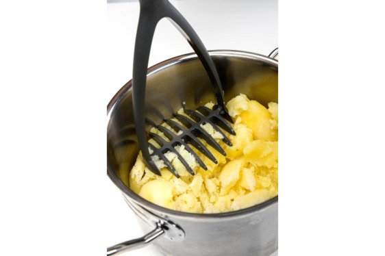 Als het buiten koud en guur is eten we natuurlijk... #stamppot! Je shopt deze stevige stamper hier: melaminegoed.nl/mepal-stamper-… #MG #RostiMepal