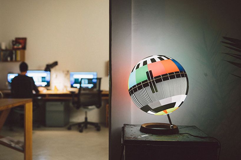 designboom's tweet photo. simon forgacs' MONO LAMP captures iconic TV test cards
https://t.co/urBvycRZVi https://t.co/AQLyHv1YE5