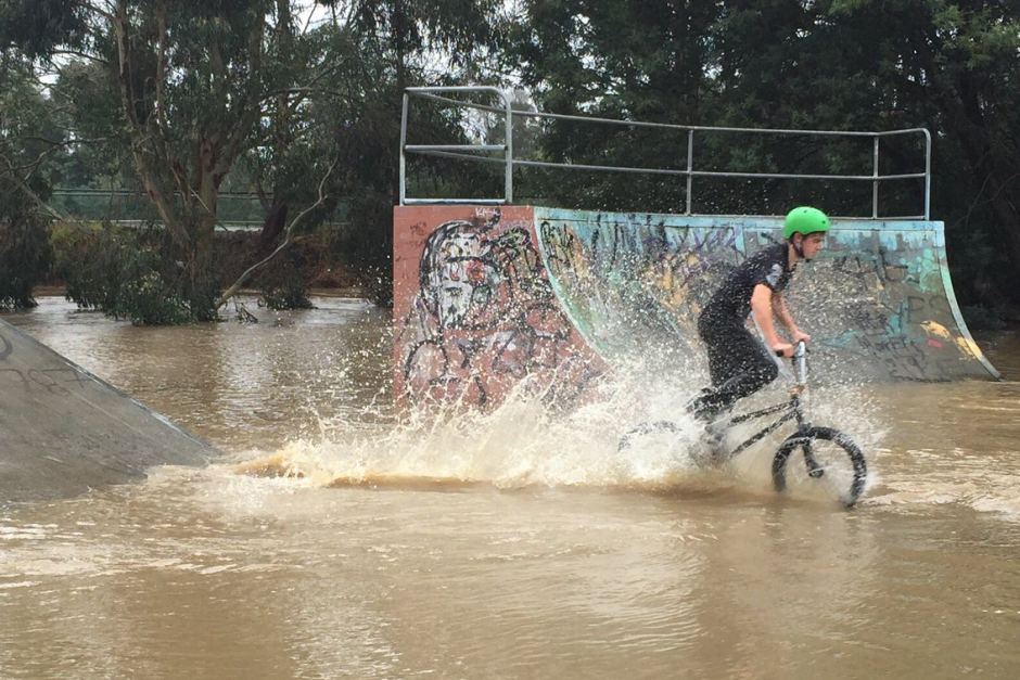 wflorizoone's tweet photo. een overstroombaar skatepark heeft de ideale vorm en functie voor extra waterbufferruimte in de stad #klimaatadaptatie https://t.co/yfYU7ZpwHV