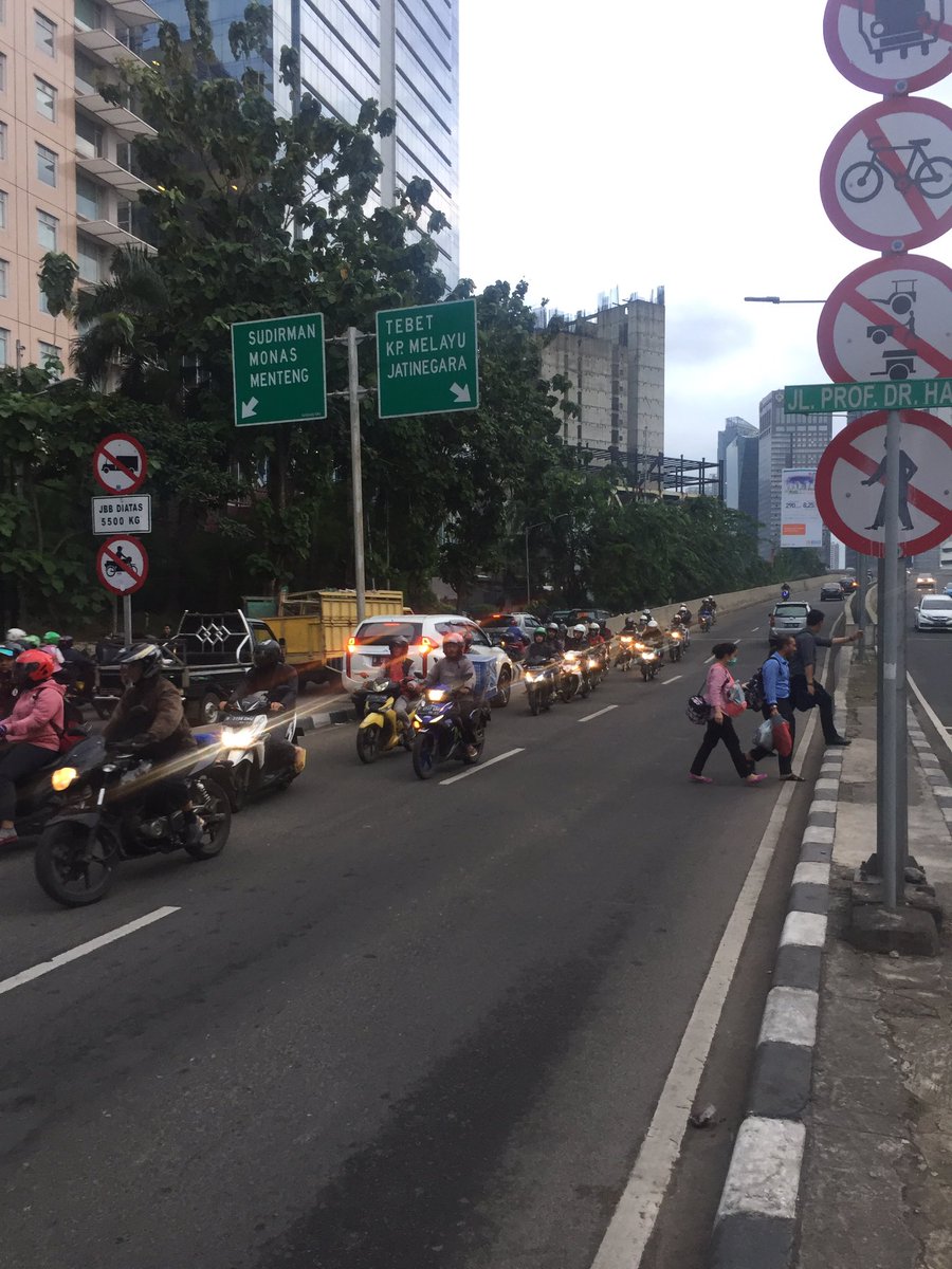 Sore ini di Fly Over Karet banyak yg uji nyali <a href="/NTMCLantasPolri/">KorlantasPolri.Ntmc</a> <a href="/TMCPoldaMetro/">TMC Polda Metro Jaya</a> <a href="/RadioElshinta/">Radio Elshinta</a>