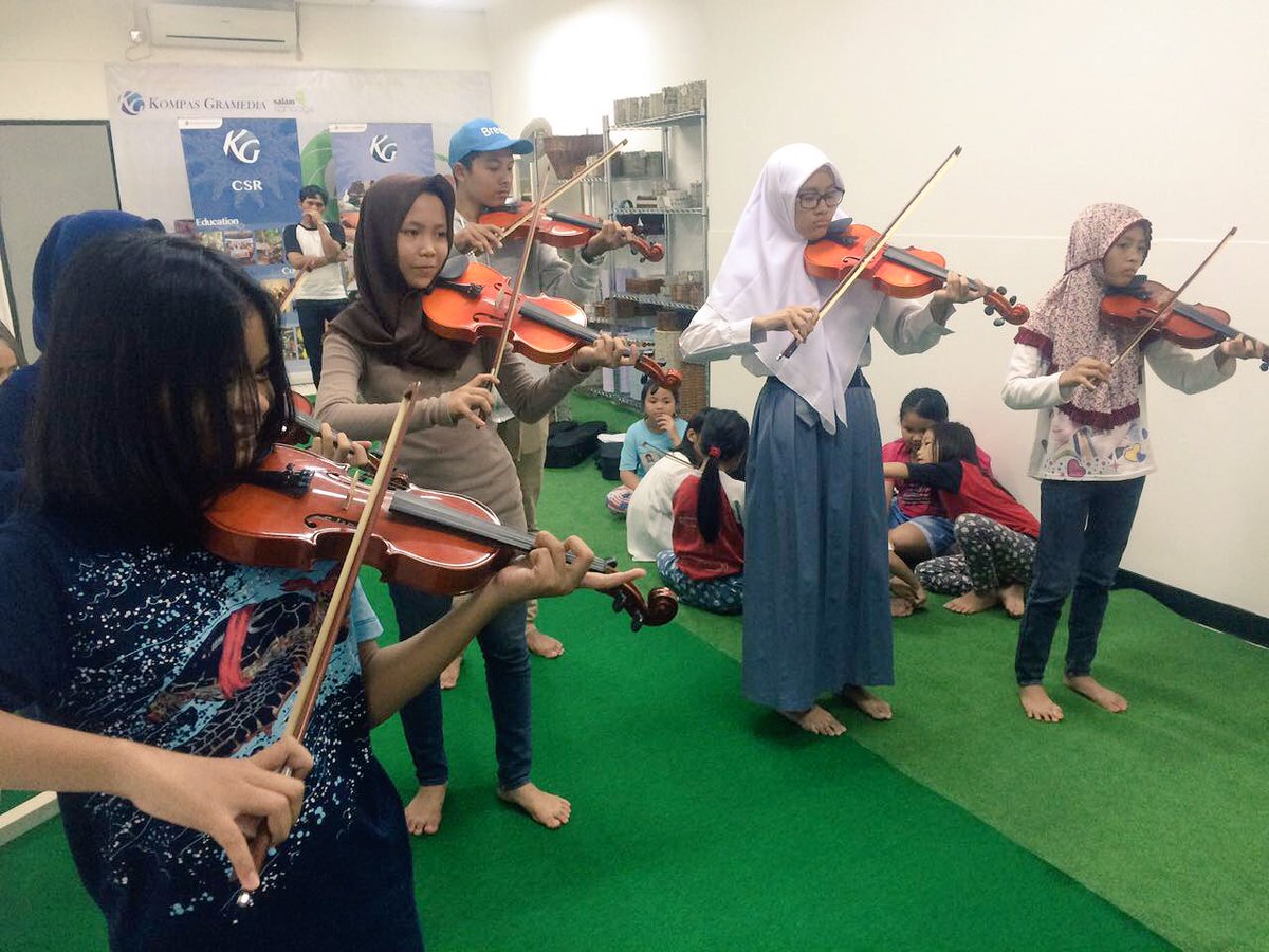 KompasGramedia's tweet photo. Kompas Gramedia Muda kembali melakukan pelatihan biola di Rumah Kreasi dlm rangka penampilan mereka pada awal tahun depan #CSRKG https://t.co/QWjrr8jW5J